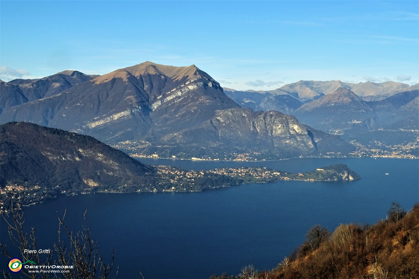 25 Vista verso la penisola di Bellagio, Menaggo e Monte Crocione.JPG